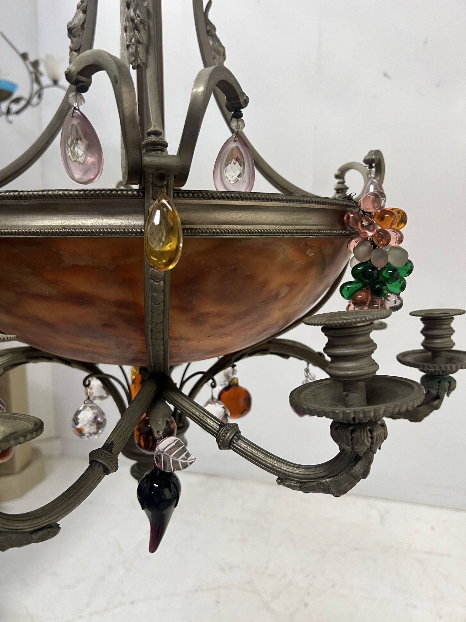 Napoleon III chandelier in bronze and alabaster with eight light arms, 19th century.