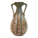 Vase en céramique en forme d'amphore antique