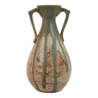 Vase en céramique en forme d'amphore antique