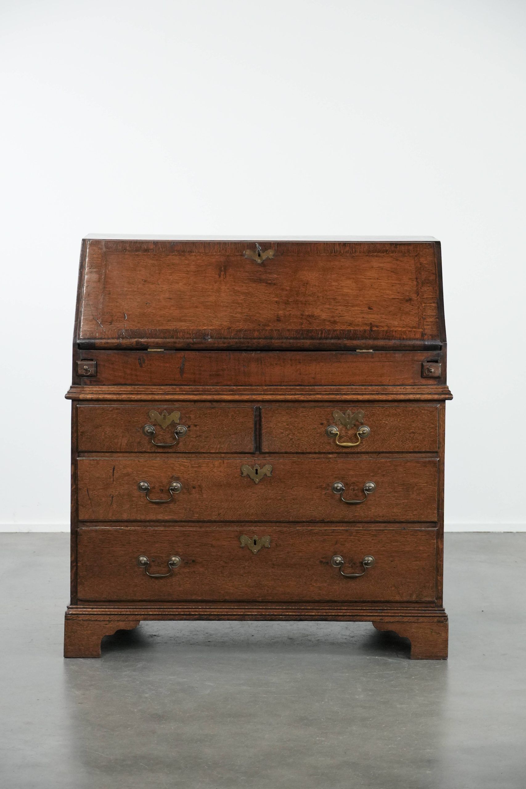 Grand coffre à tiroirs / bureau / coffre en chêne anglais du XVIIIe siècle avec des compartiments secrets et un intérieur en gradins.