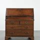 Grand coffre à tiroirs / bureau / coffre en chêne anglais du XVIIIe siècle avec des compartiments secrets et un intérieur en gradins.