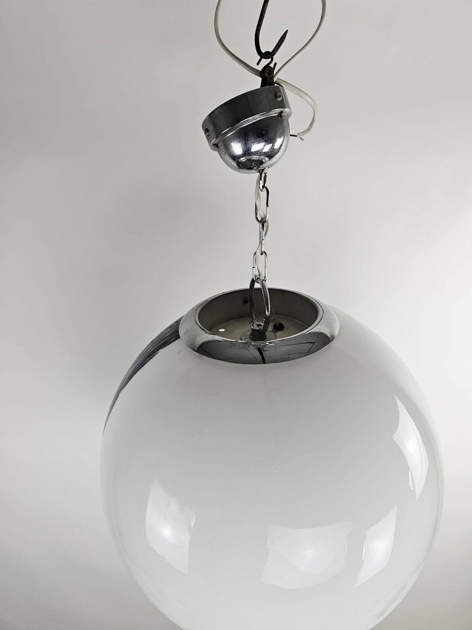 Grande lampe globe diamètre 45 cm Italie années 60 en verre blanc et violet.