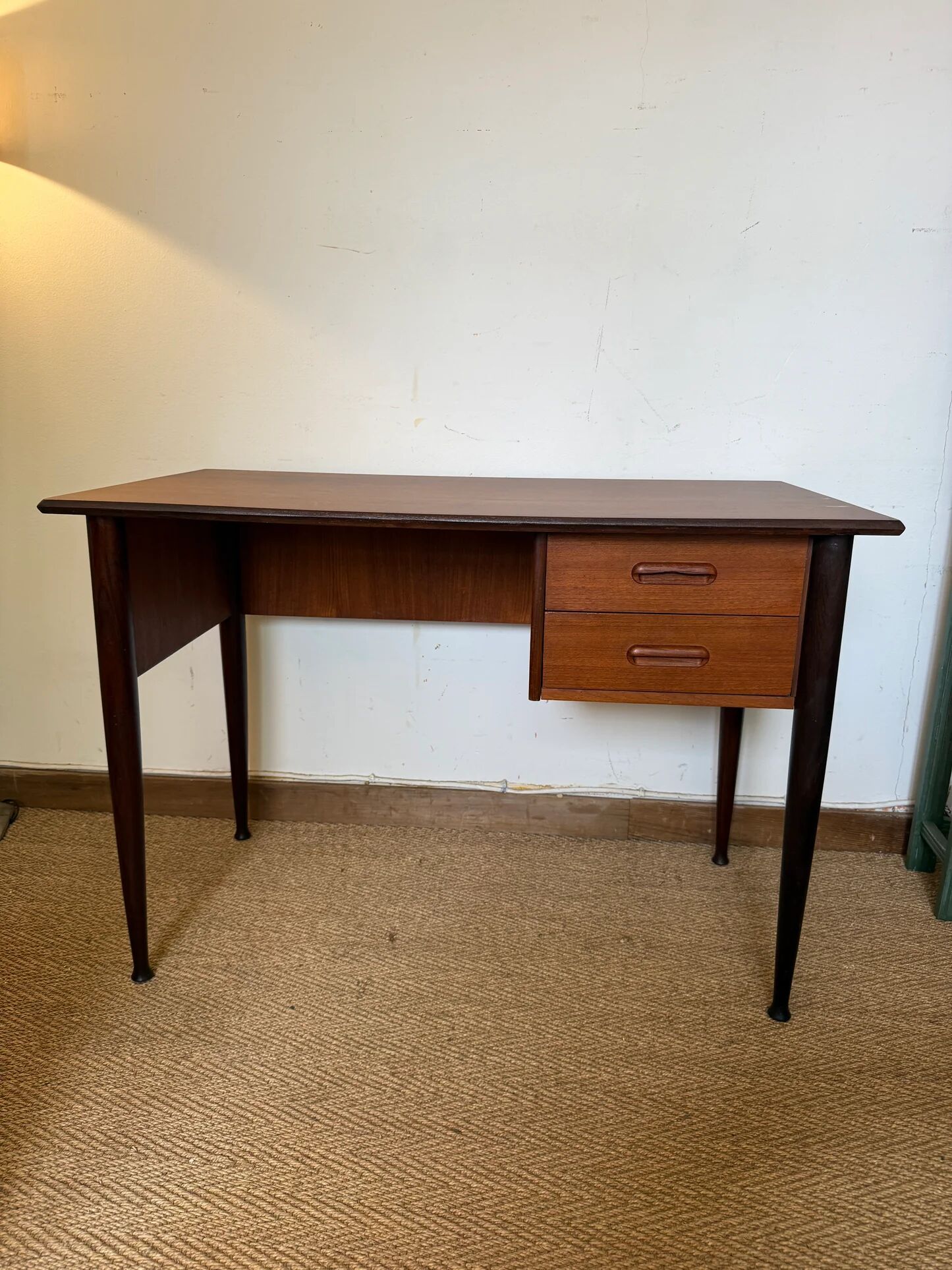 Bureau vintage style scandinave pieds fuselés