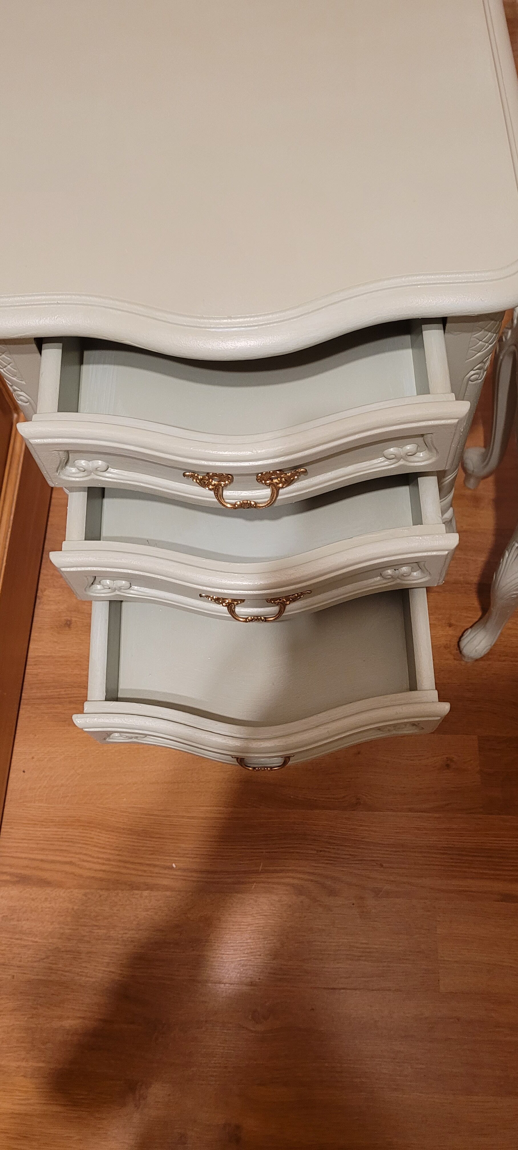 2 bedside tables