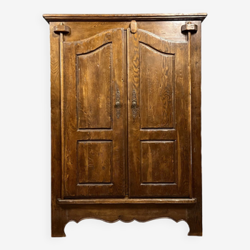 Armoire de Montagne dans le style du 18eme siècle en bois massif