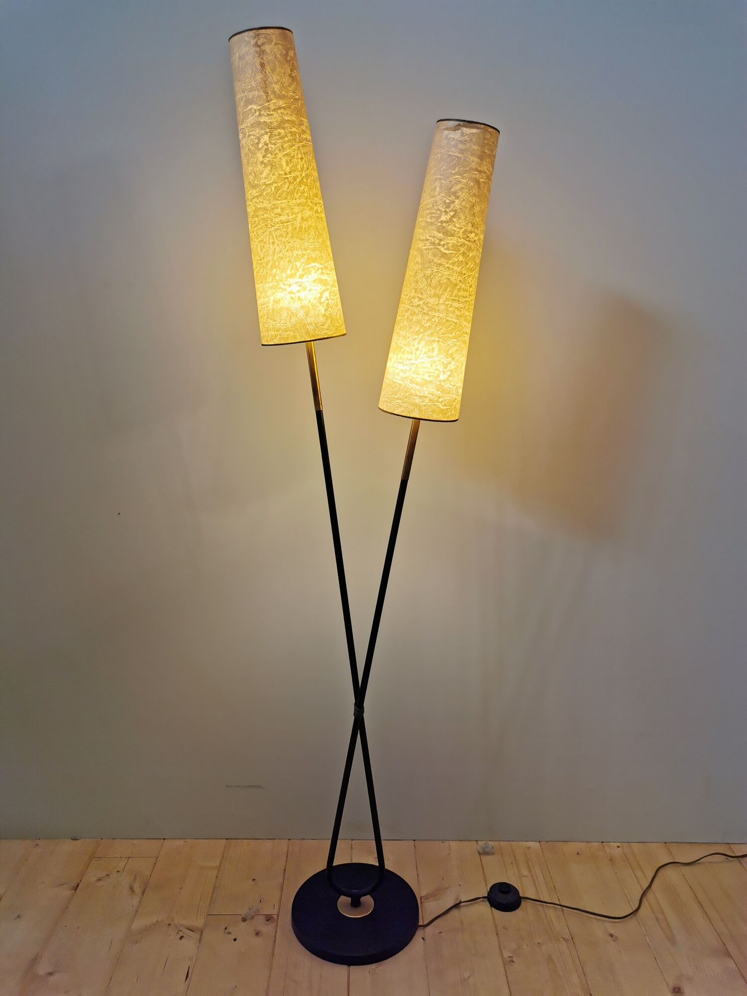 Floor lamp of the 50s with metal and brass foot