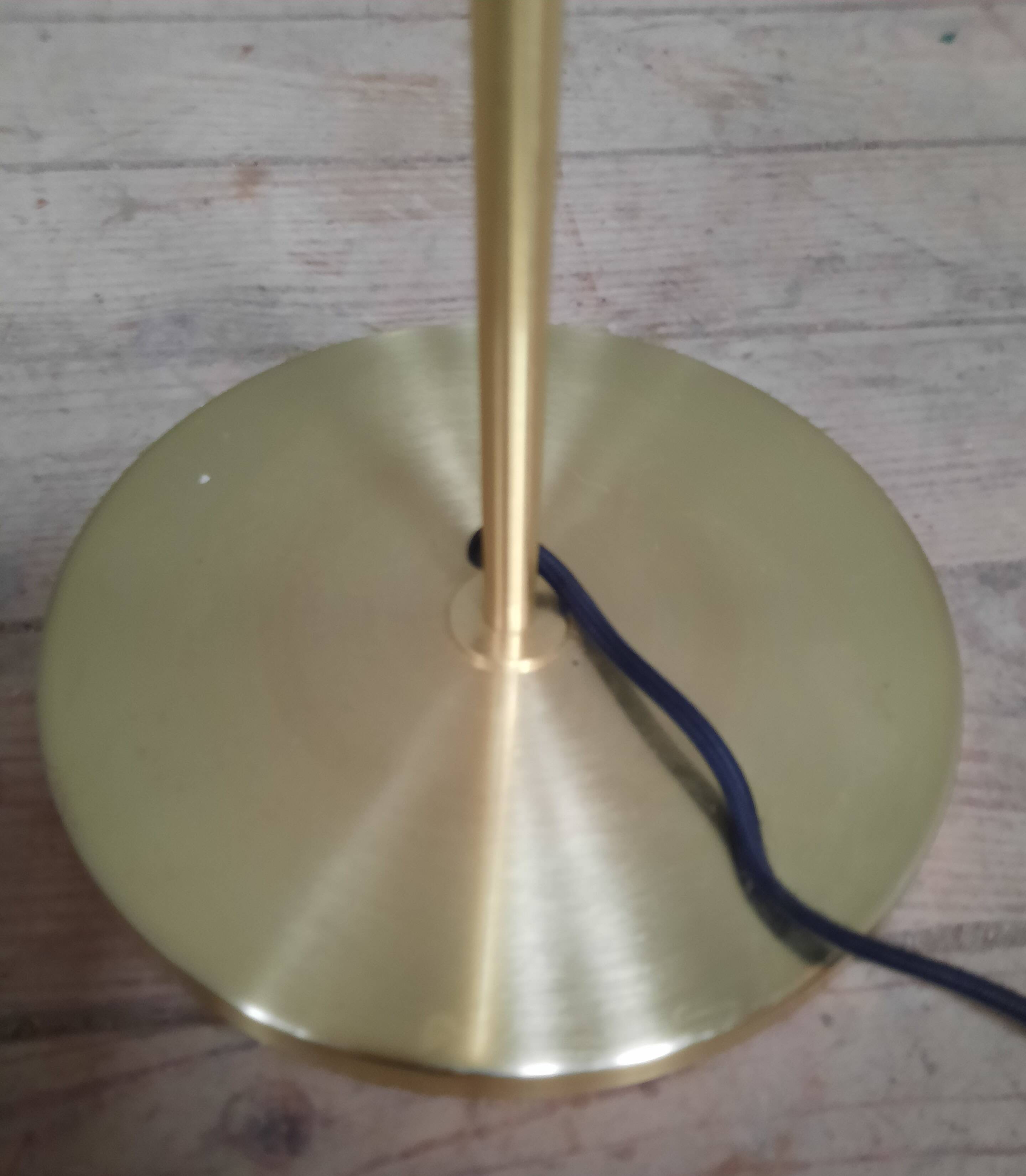 Lampadaire doré à 3 spots