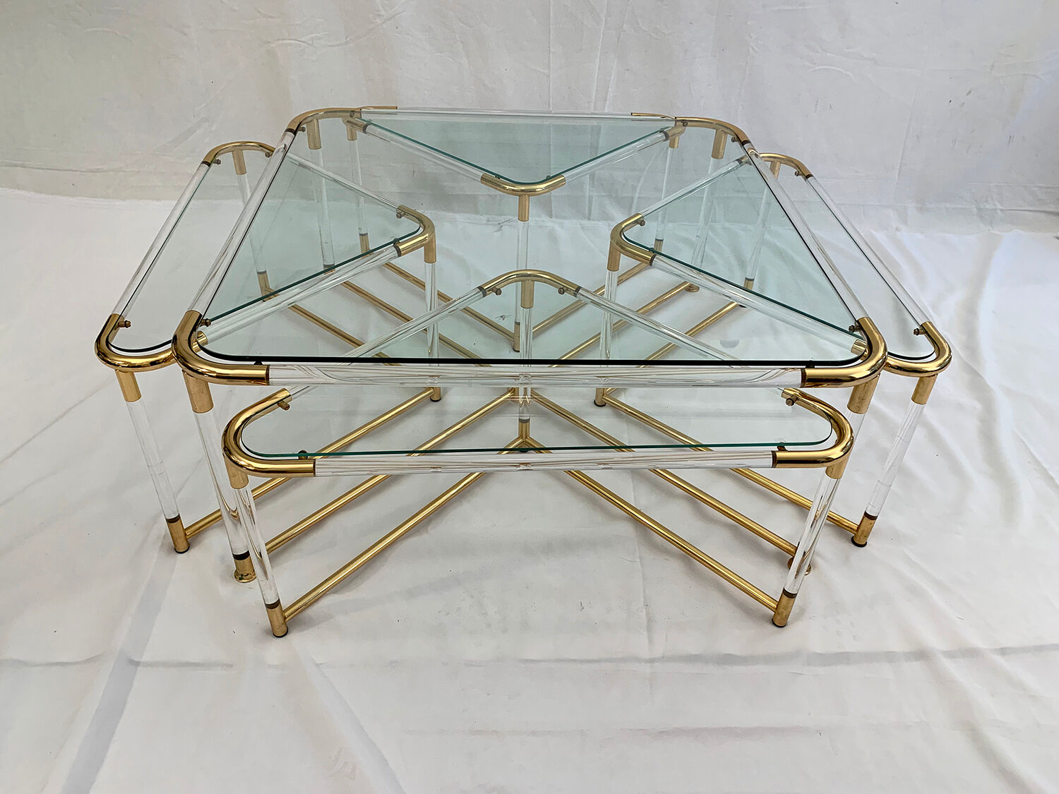 Coffee table and its 4 associated nesting tables in plexiglass and gold metal