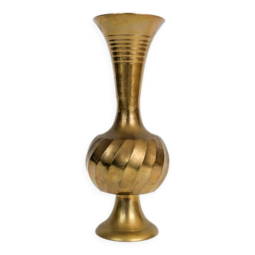 Vase mid-century en laiton massif formant trompette