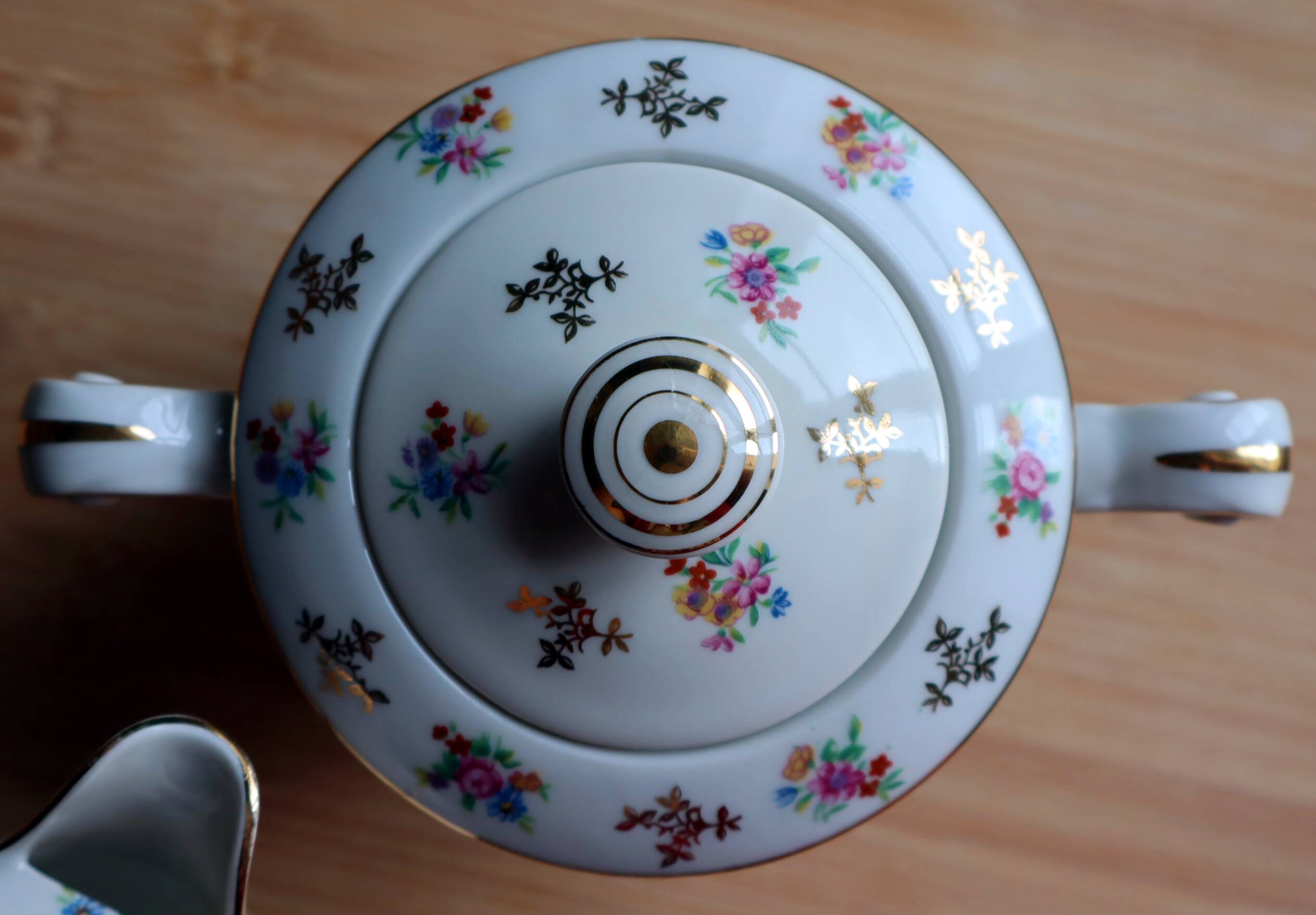 Service de table en porcelaine de Limoges Raynaud - Décor fleuri & or