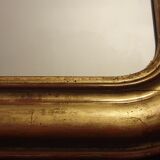 Large Louis Philippe mirror gilded with leaf. 137 x 99 cm.