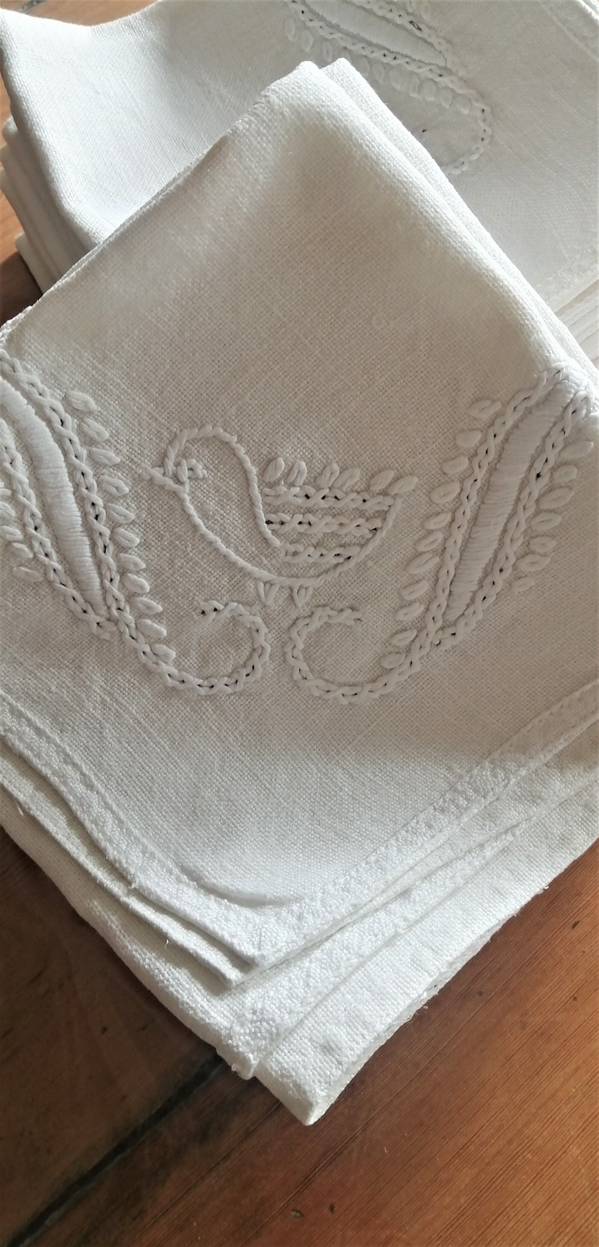 Lot 16 antique napkins embroidered with "bird" motif