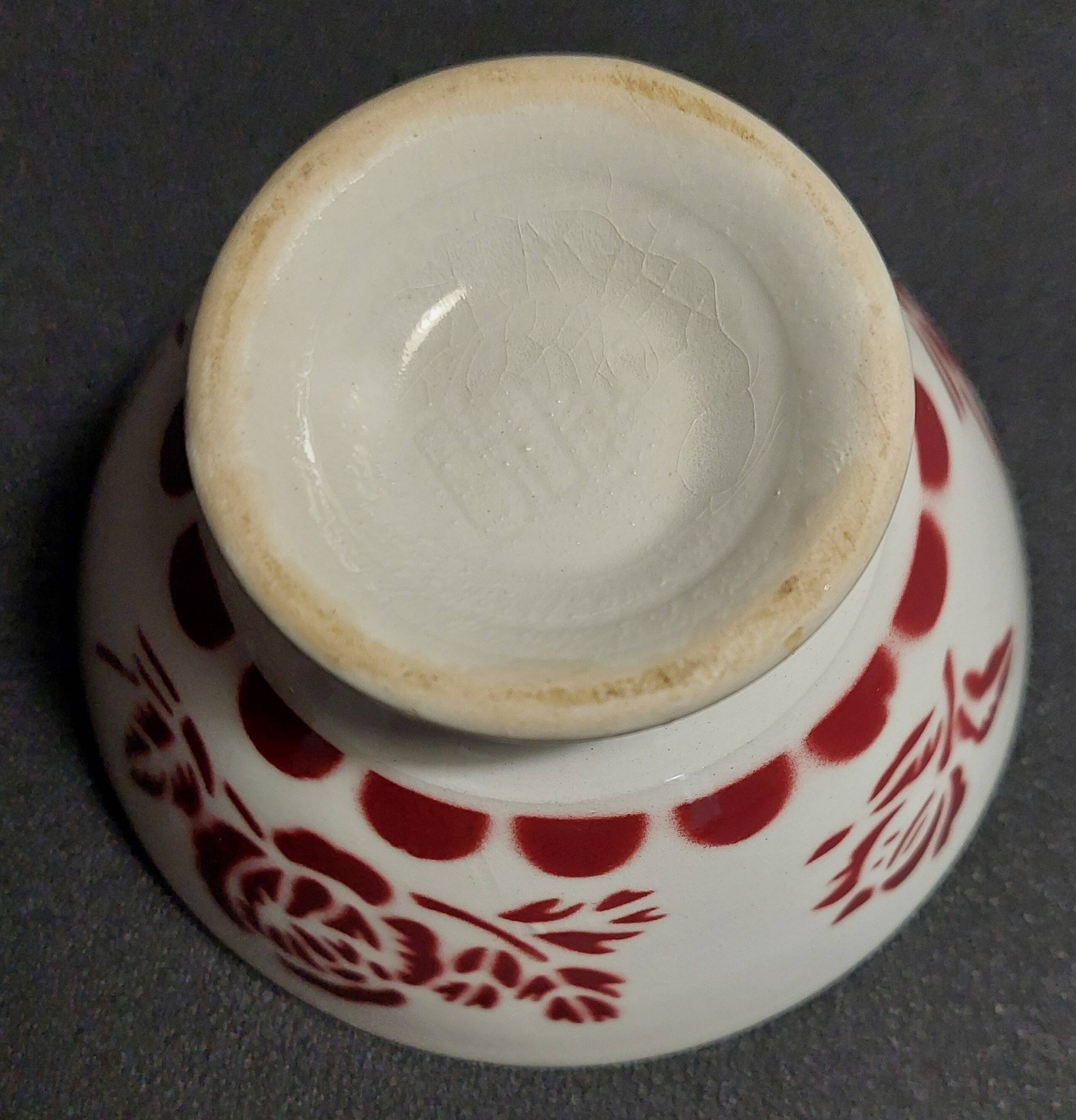 Sarreguemines earthenware bowl with red decoration, second half of the 20th century