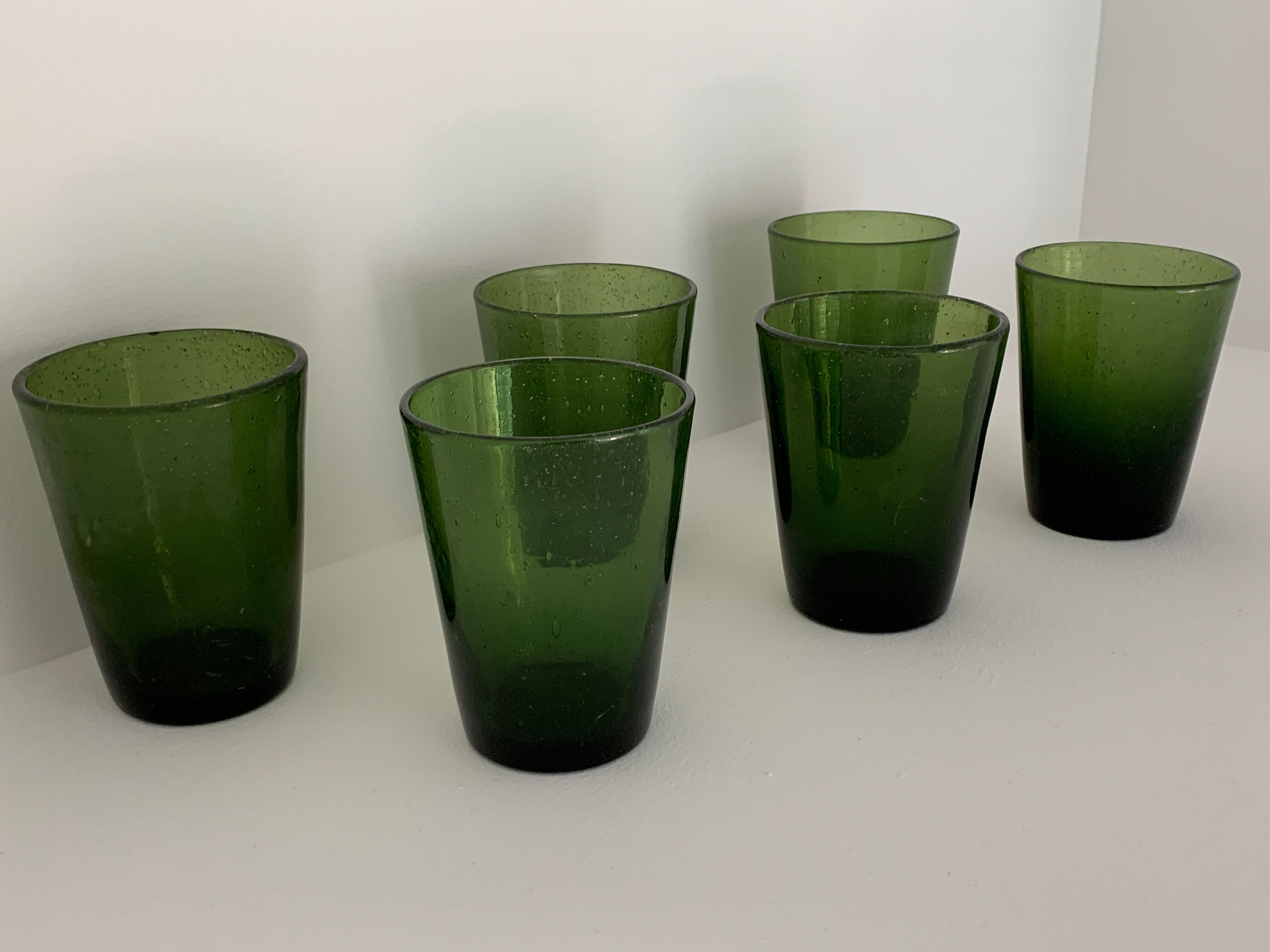 Carafe et 6 verres en verre vert bullé