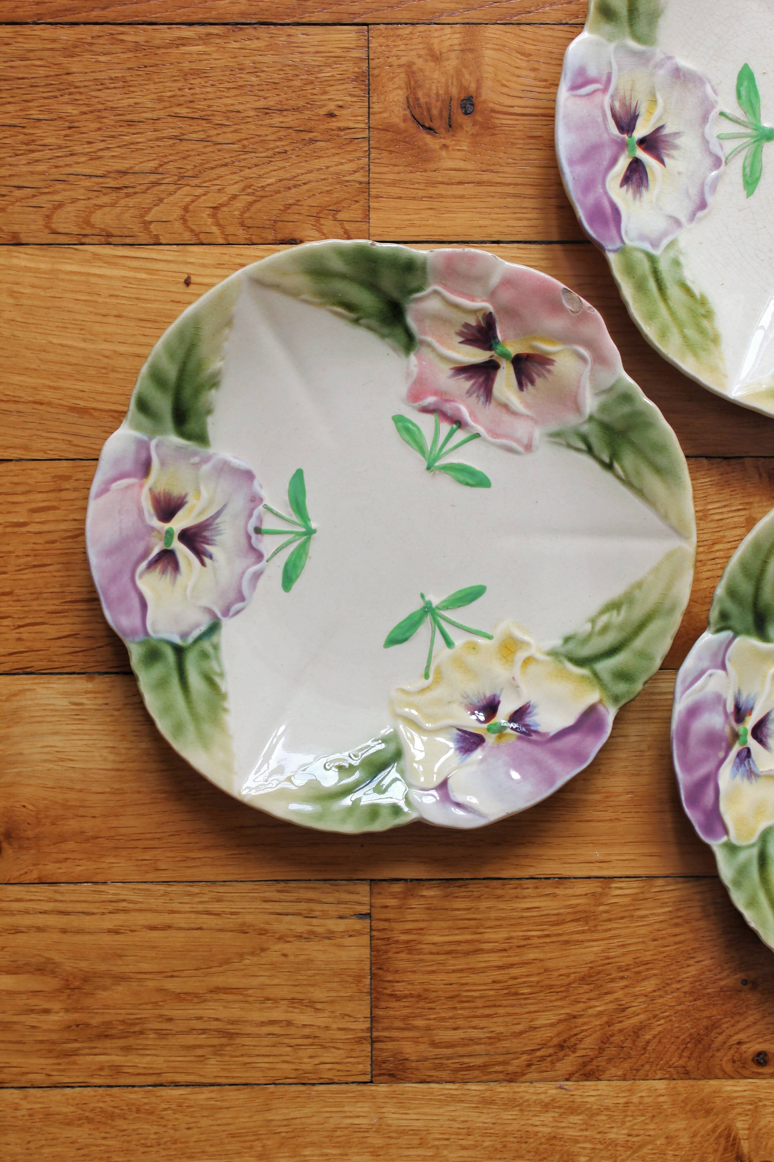 3 plates in slurry "Pensées" Choisy-le-Roi, nineteenth century