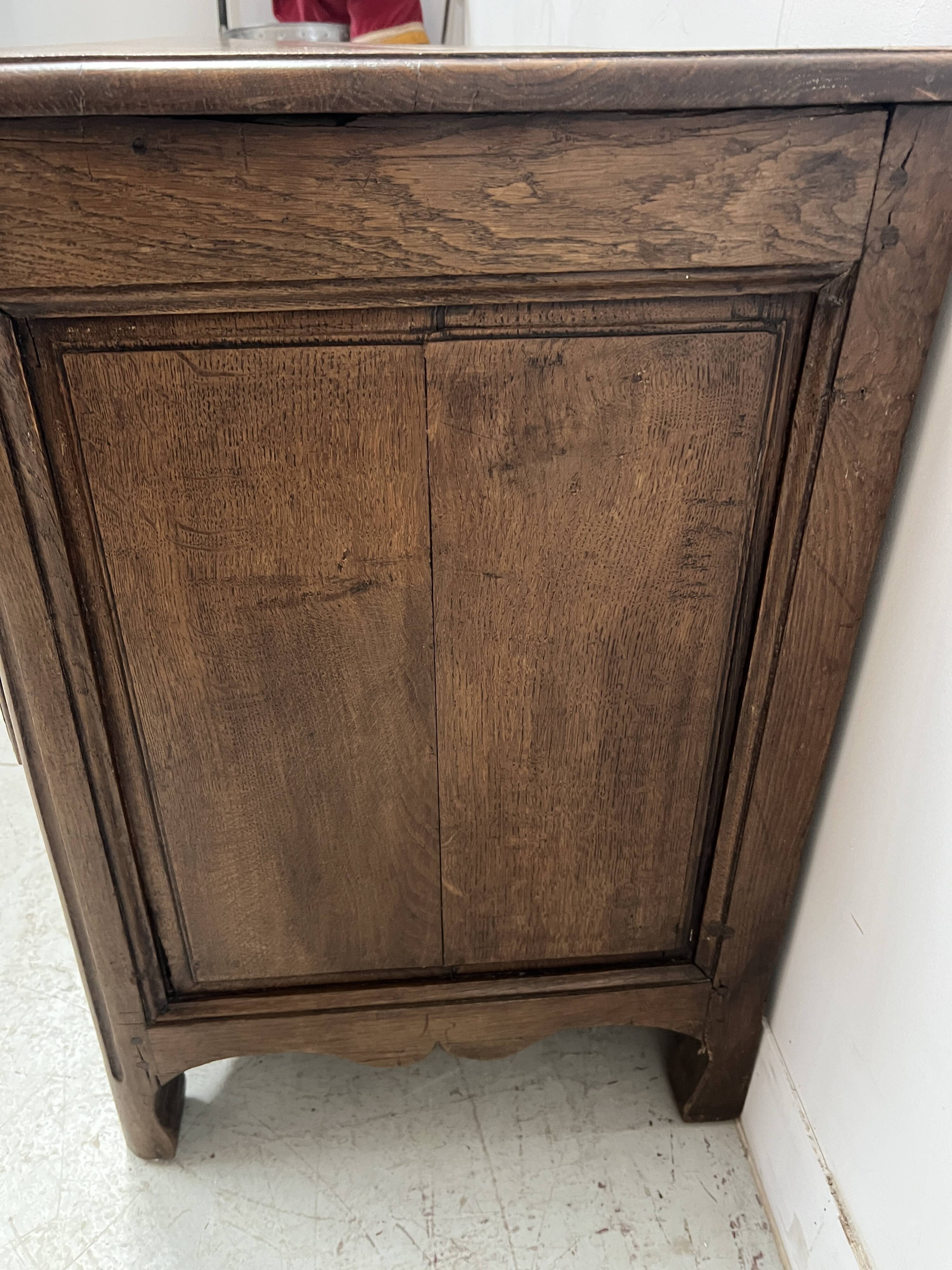 Louis XIV style chest of drawers in solid oak, 18th century