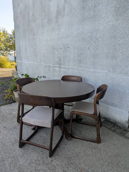 Round table with butterfly extensions