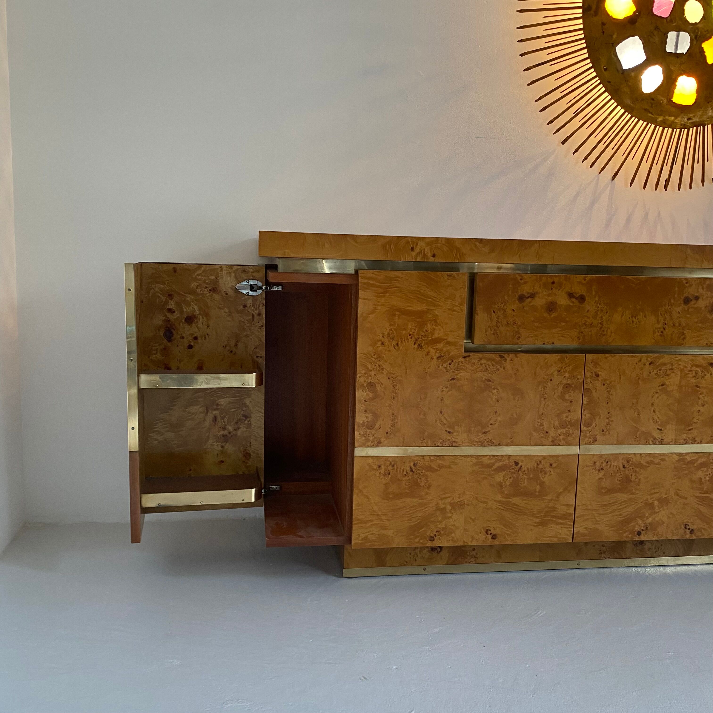 Sideboard in elm magnifying glass and brass. 1970