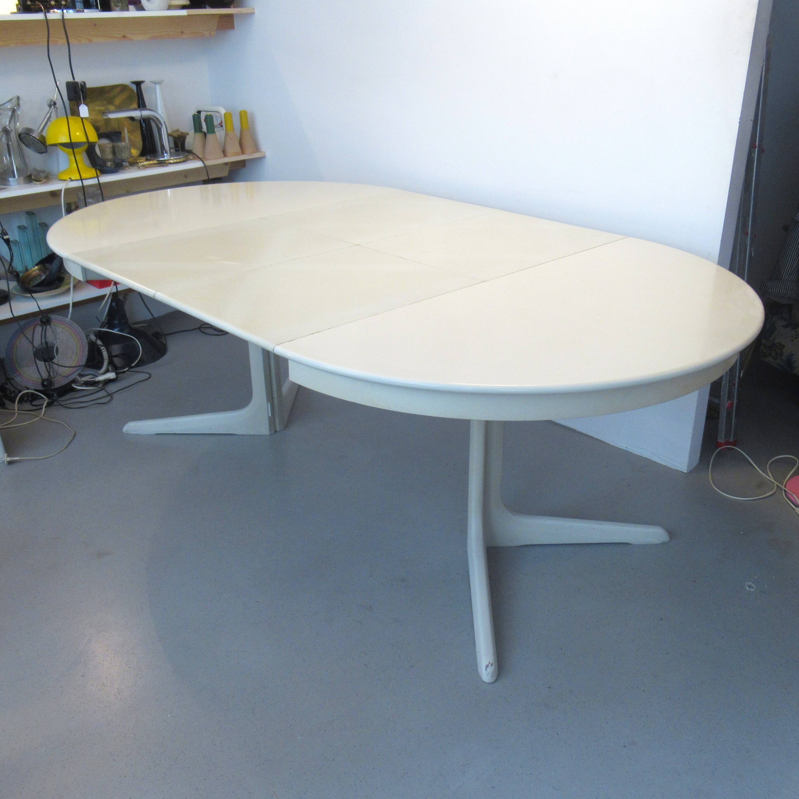 Extendable Danish dining room round table from the 1960s.