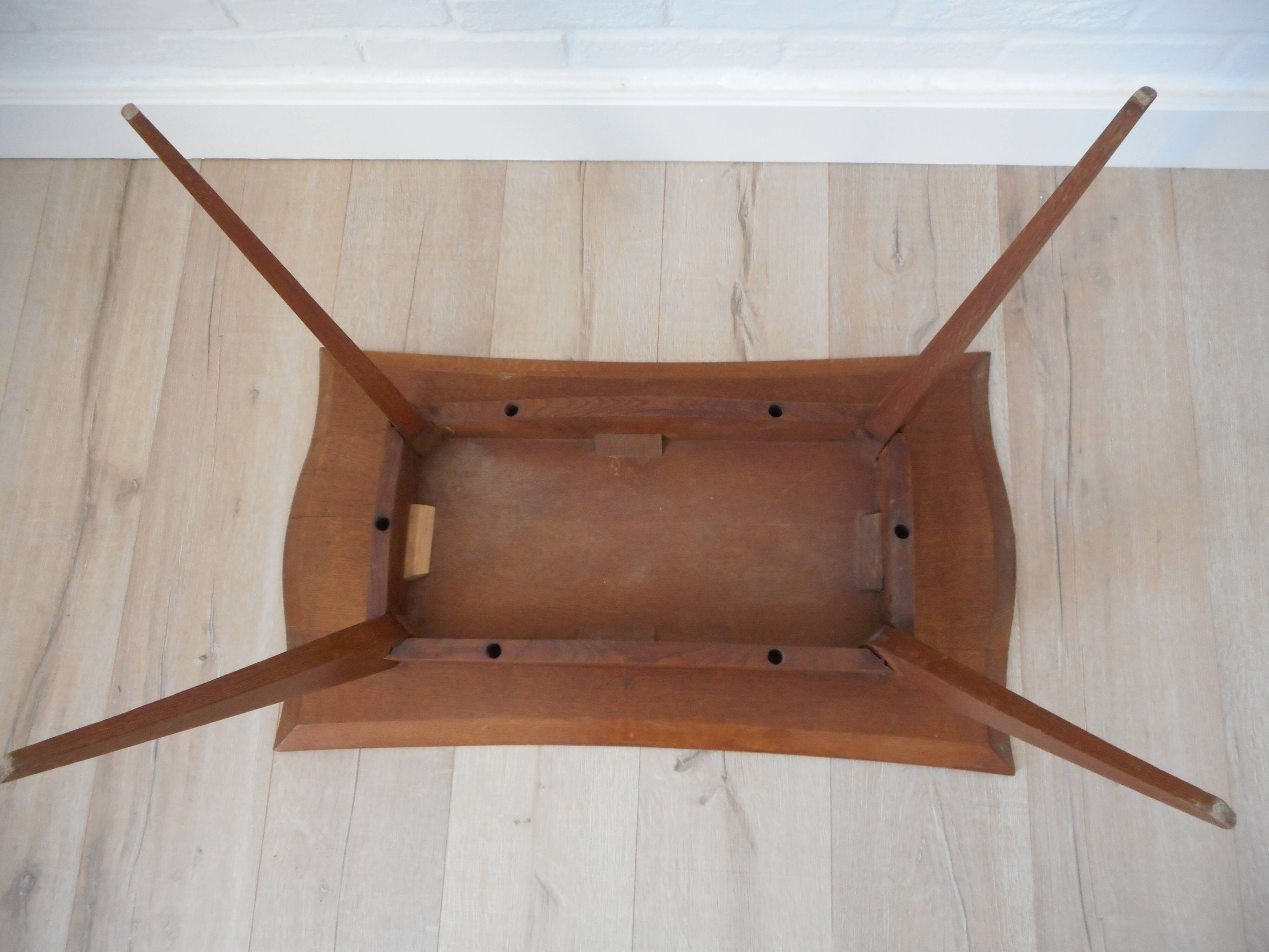 Coffee table with compass feet