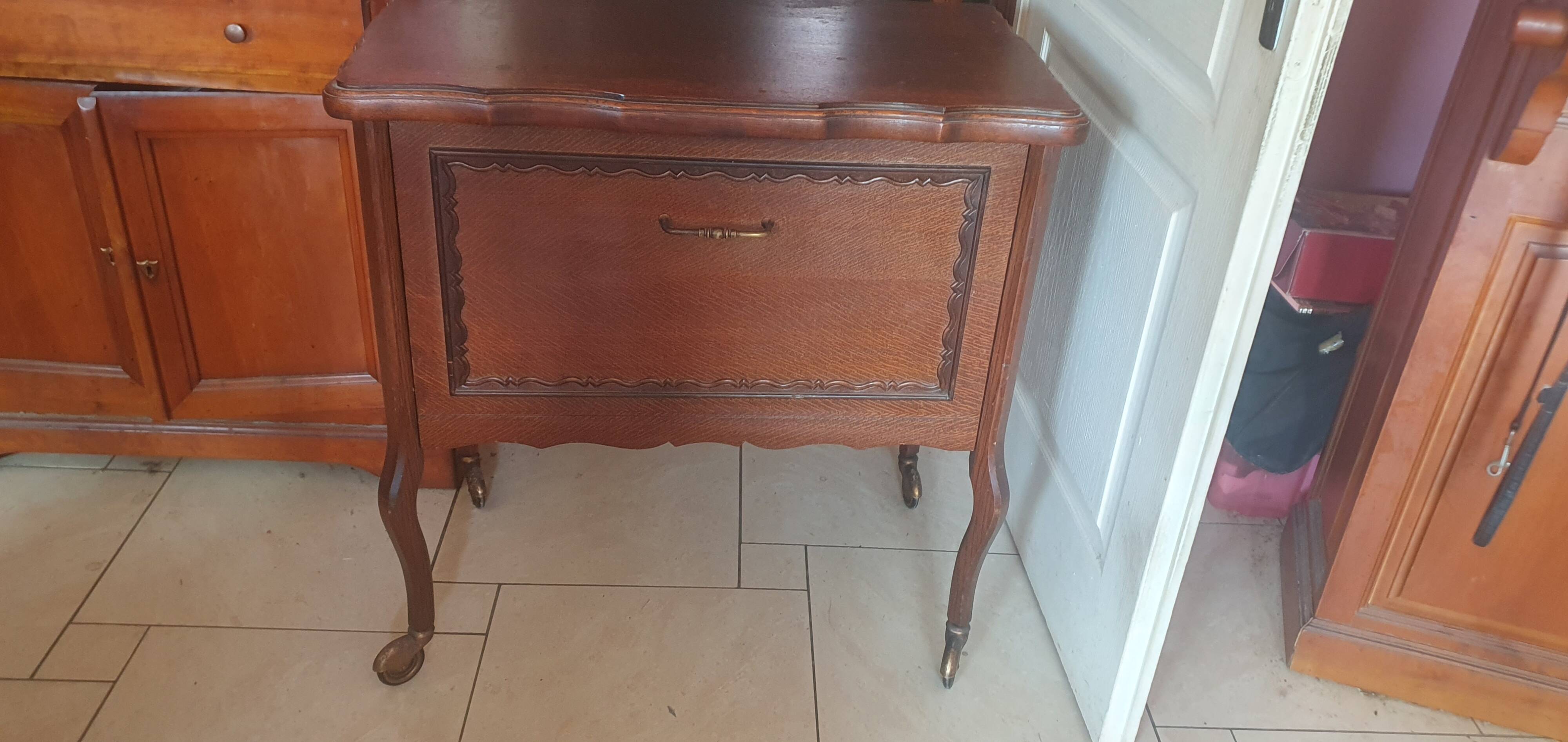 Commode bar en chêne à roulettes