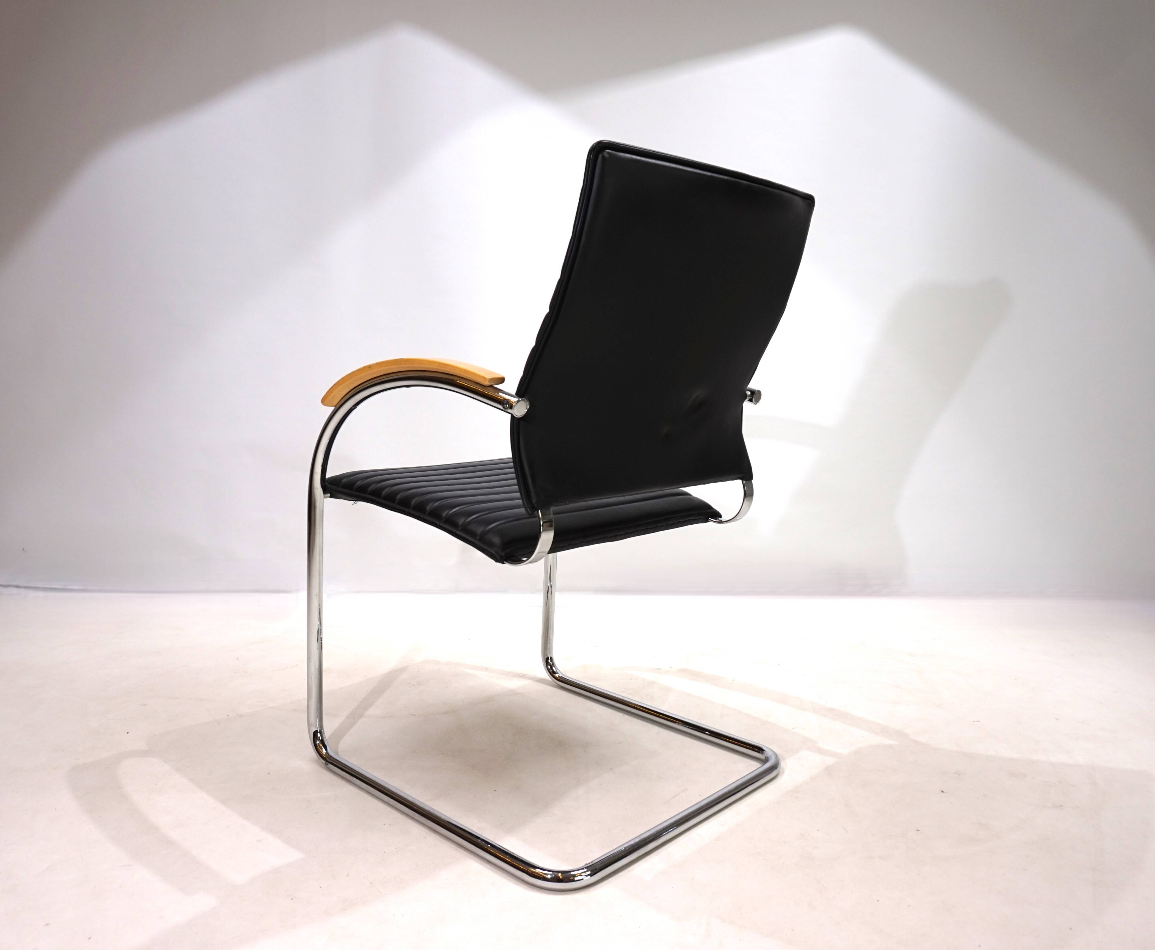 Chaise de salle à manger/conférence en cuir Thonet S74 par Josef Gorica, 1990