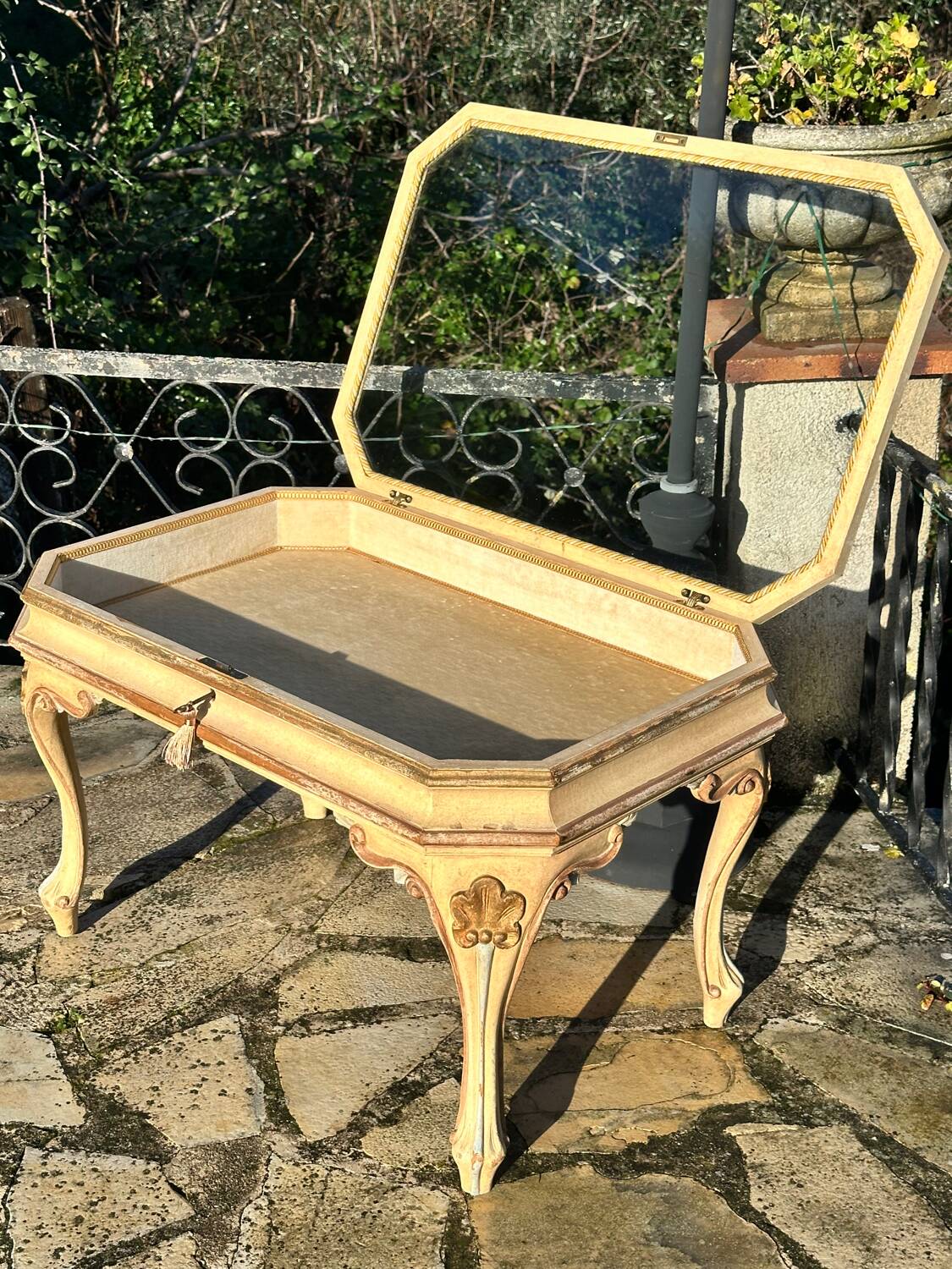 Coffee table/display cabinet in painted polychrome wood.