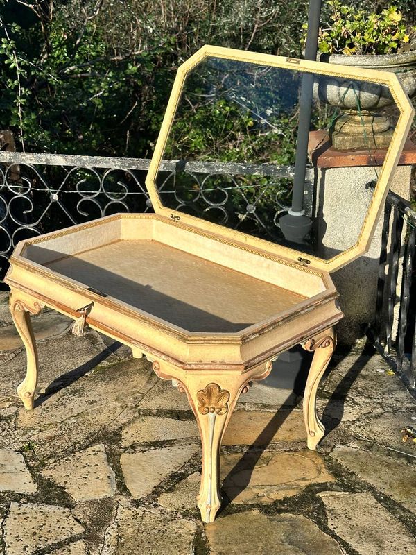 Table basse, vitrine d’exposition en bois peint polychrome