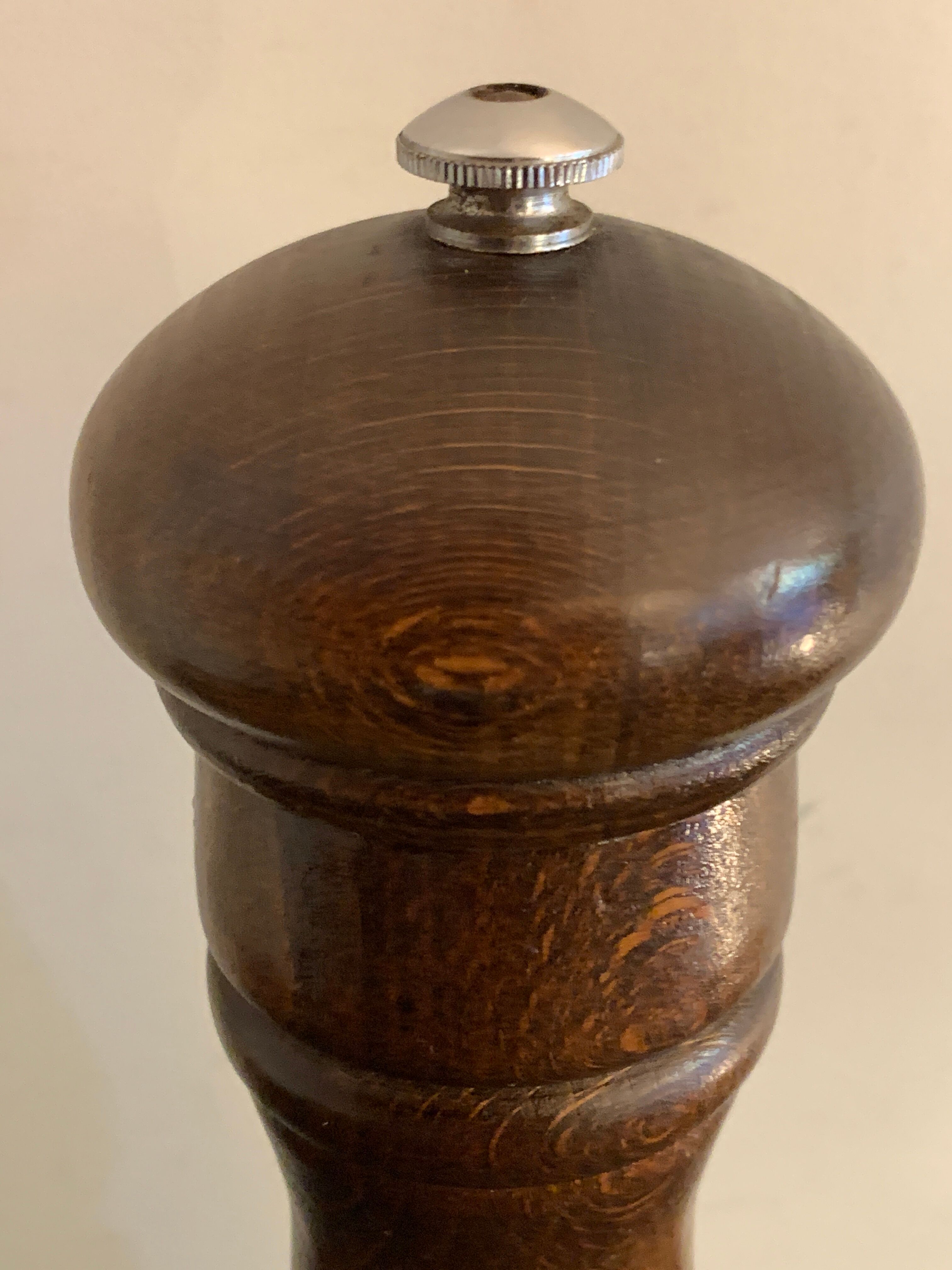 Pepper or pepper mill in wood Peugeot Frères Lion, height 26 cm