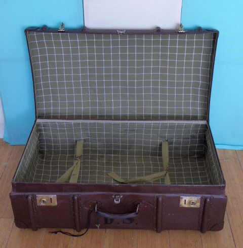 Duo of vintage dark brown suitcases "Mother Big and her little chaperone"