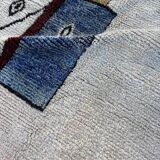 Large modern white Moroccan Beni Ouarain rug in wool.