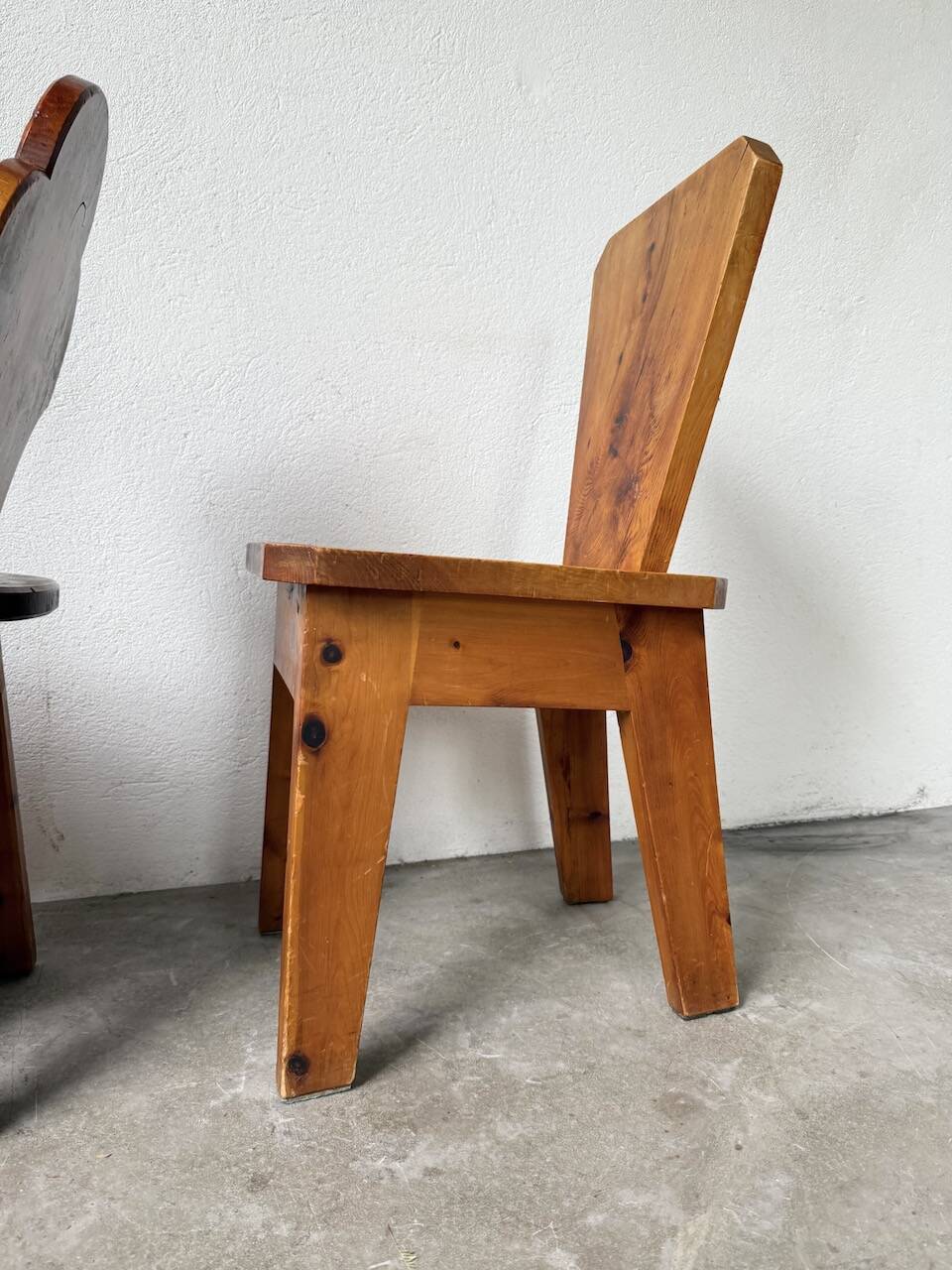 Paire de chaises brutalistes savoyardes en pin