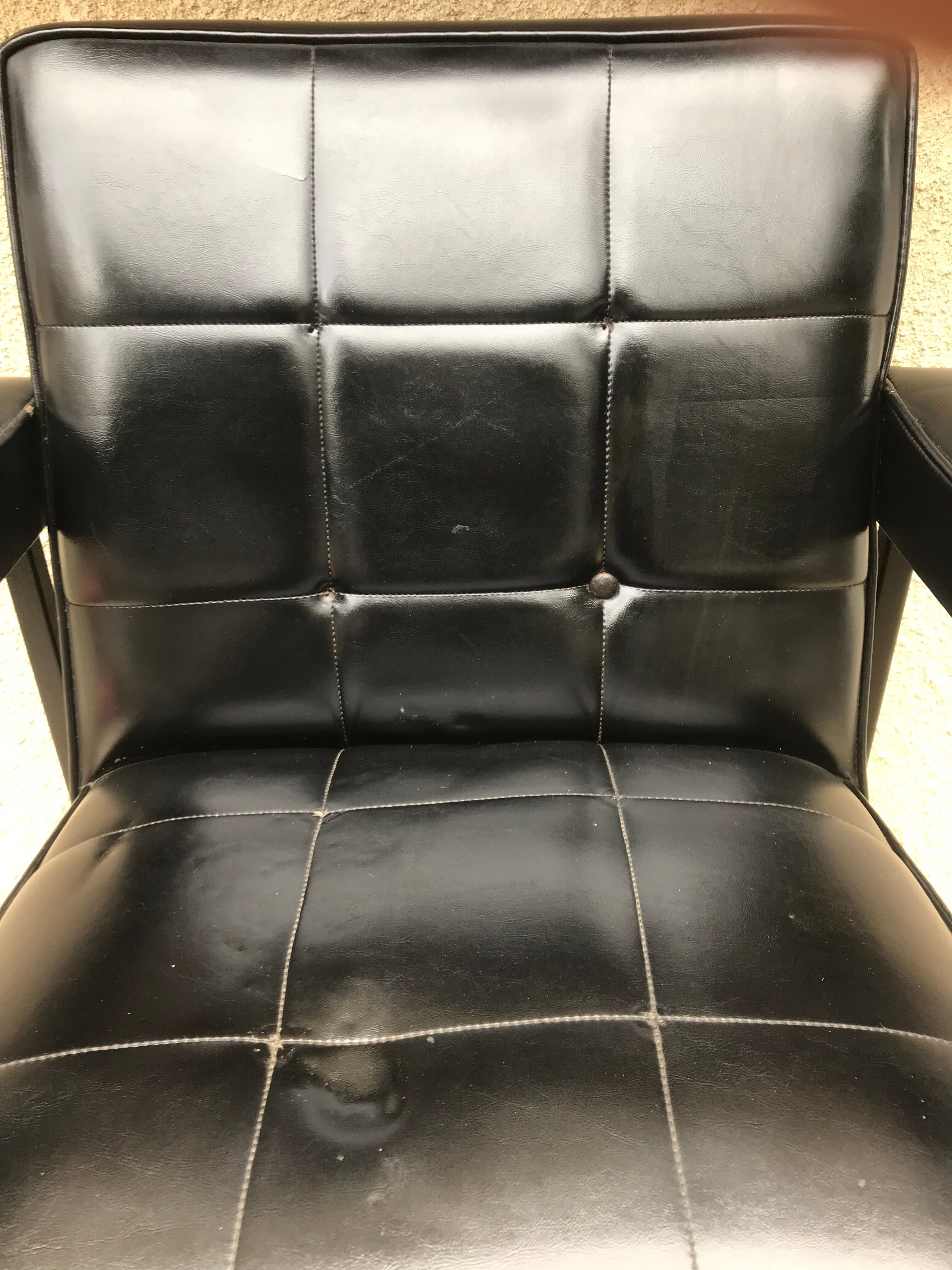 Ancien fauteuil structure métal noir et skaï noir