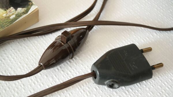 Lampe à poser vintage bois et laine tricotée