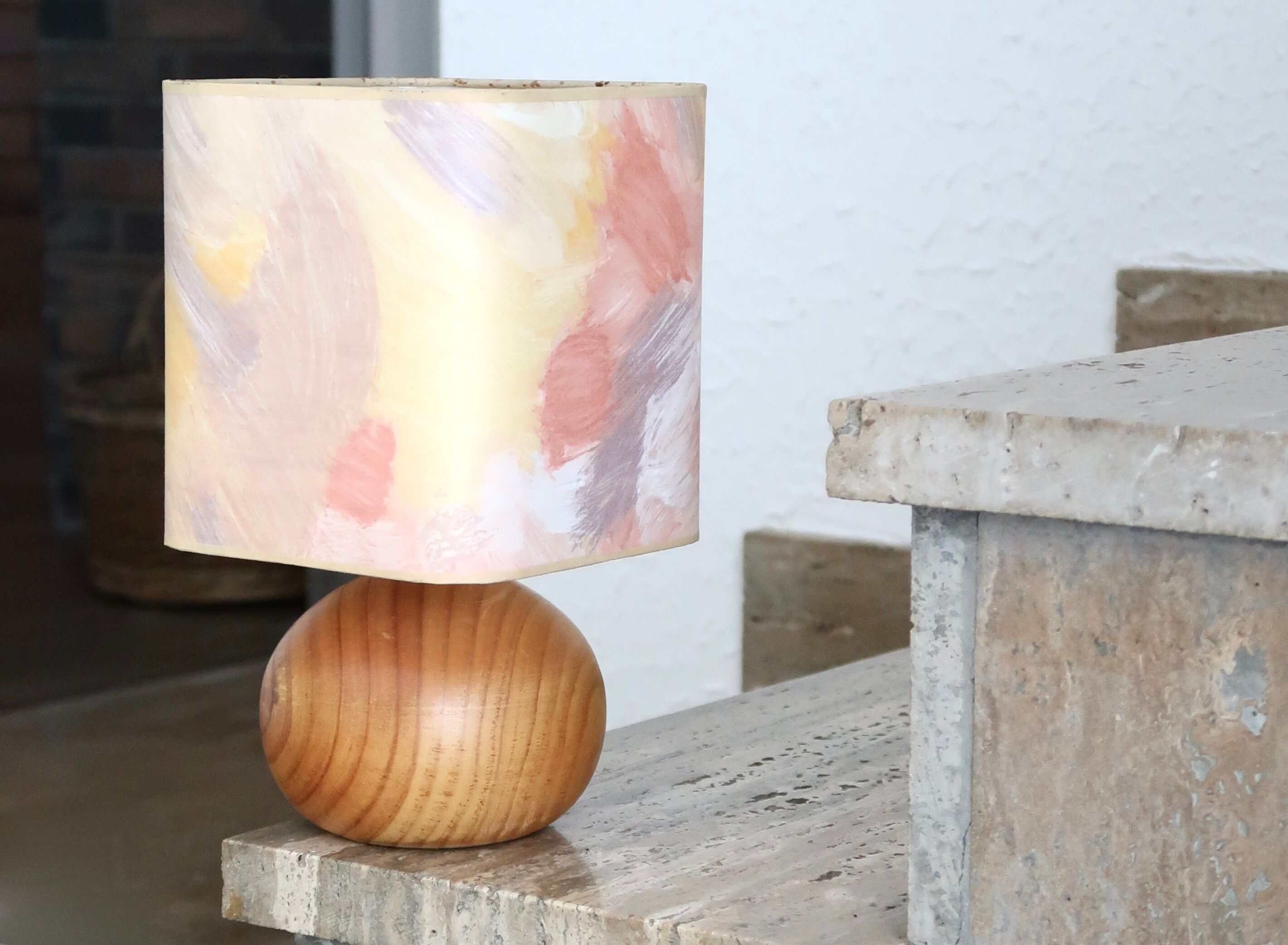 Lampe en bois blond, abat jour pastel, années 80