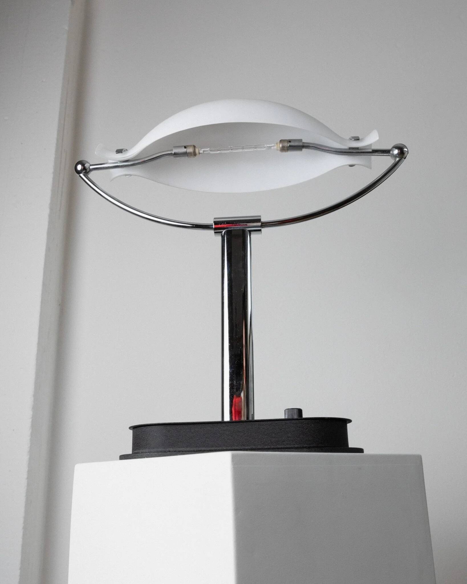 Lampe vintage en verre de Murano avec abat-jour en verre dépoli blanc et base de bureau en chrome, design italien des années 1970 inspiré de l'ère spatiale.