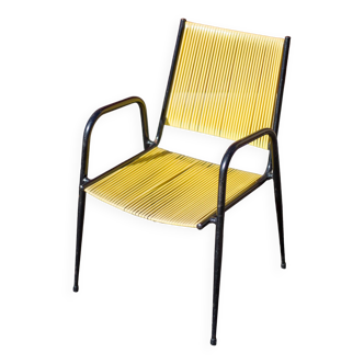 Fauteuil scoubidou, fauteuil métal noir et fils plastiques jaune, chaise vintage