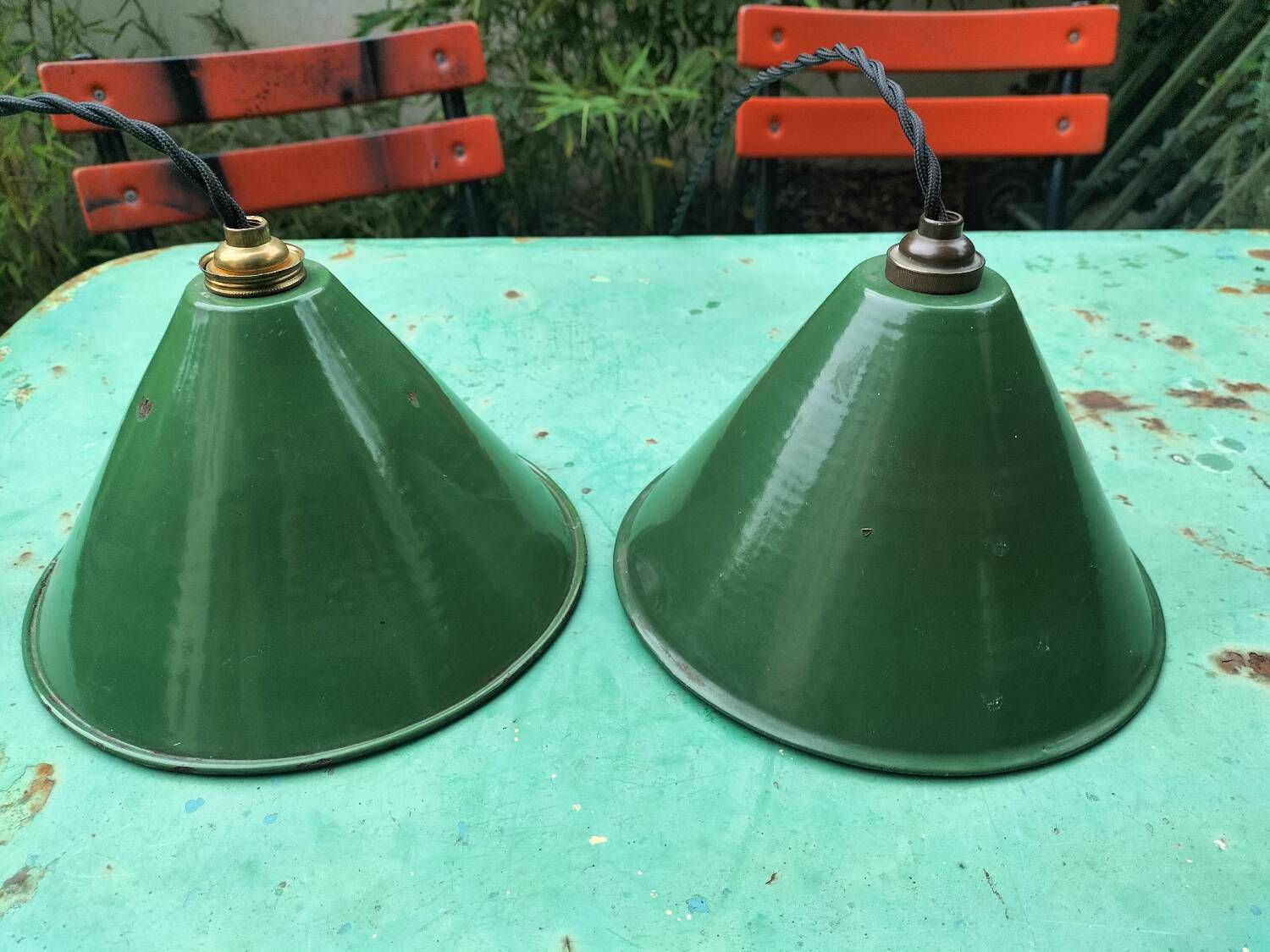 2 suspensions with enamelled sheet metal cones