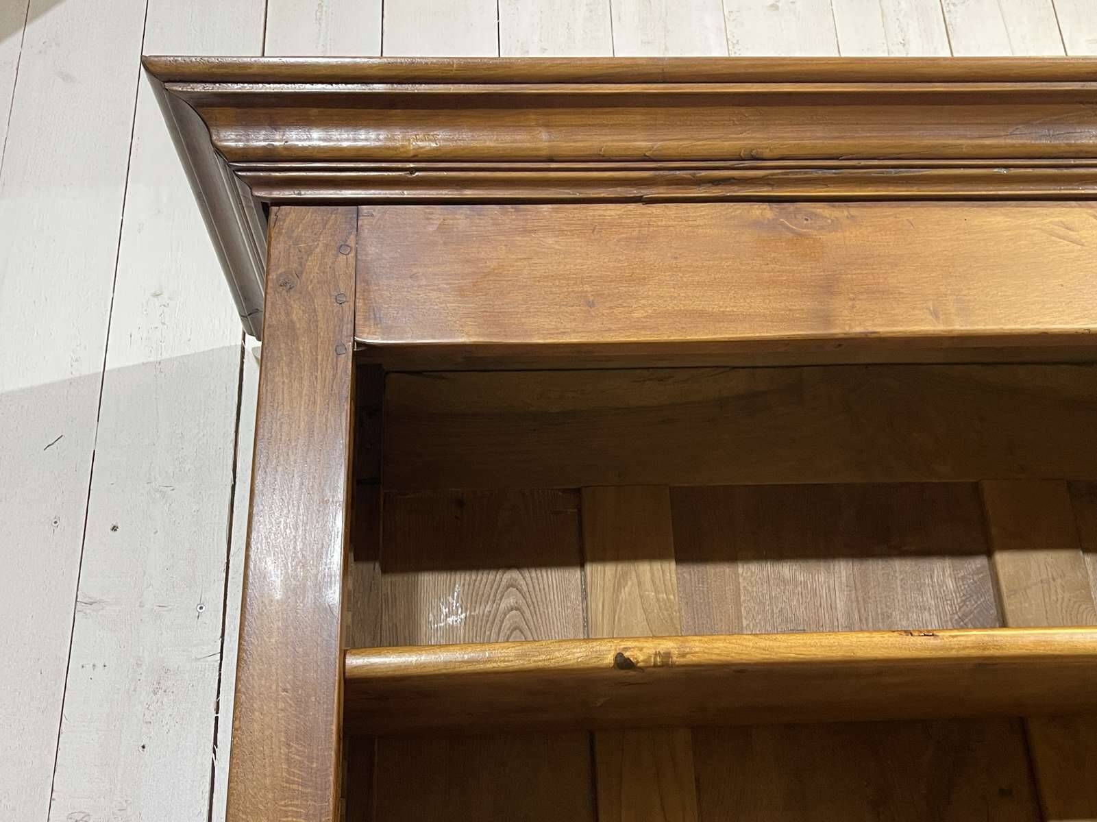 Library in walnut and oak from the early 20th century with its central clock.