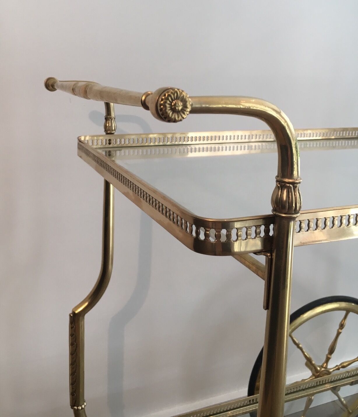 Neo-classical table in gilded metal and glass