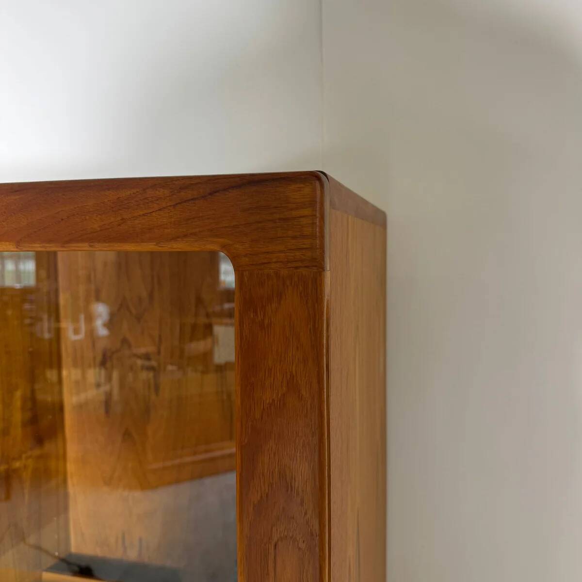 Meuble en teck avec porte en verre, Danemark 1960