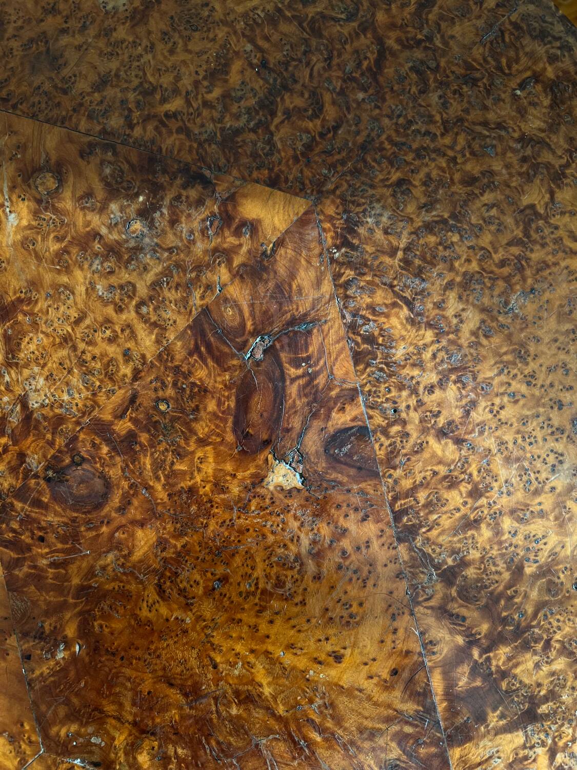 Round coffee table in Elm Burl, Art Deco decorative work - Year 1941