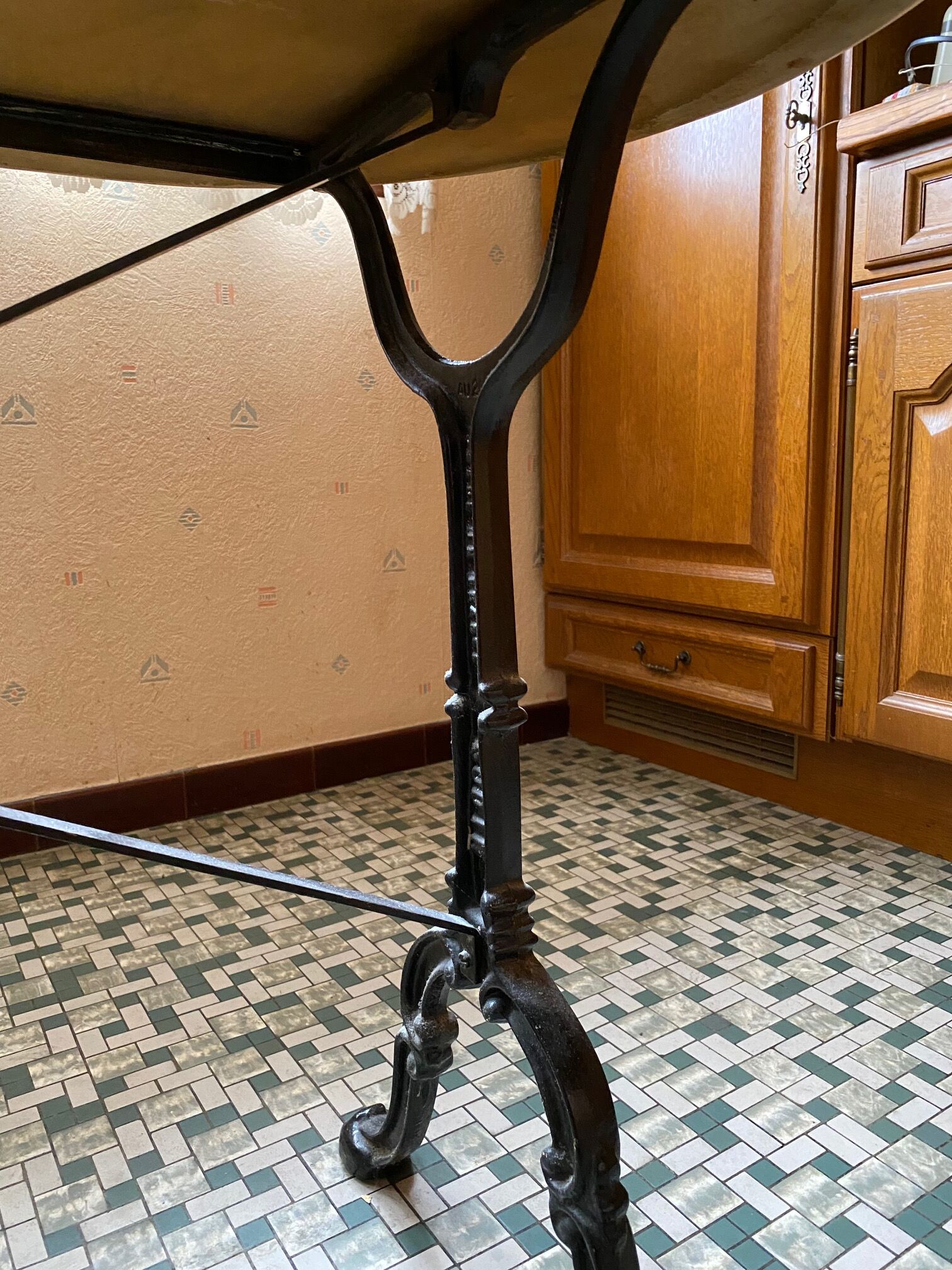 Bistro table marble cast iron foot