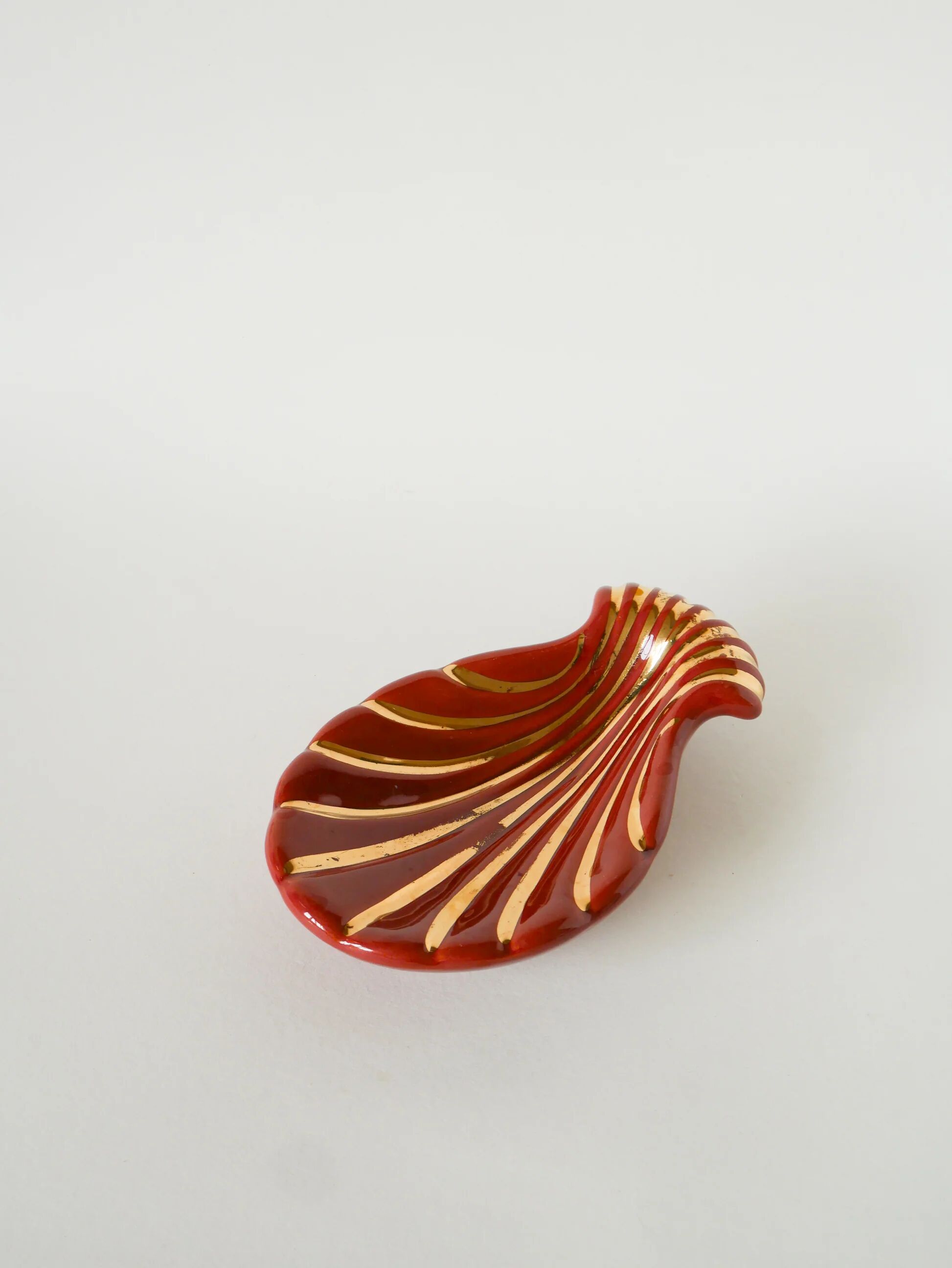 Shell-shaped ceramic catchall, Magdalithe, brick and gold, 1970.