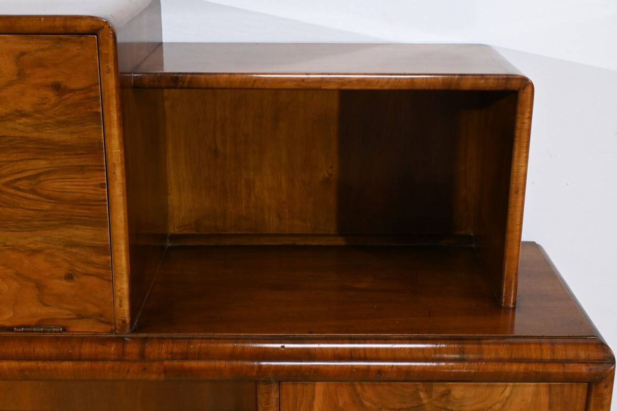 Meuble Vitré Rurka en Ronce de Noyer, Art Déco – 1940