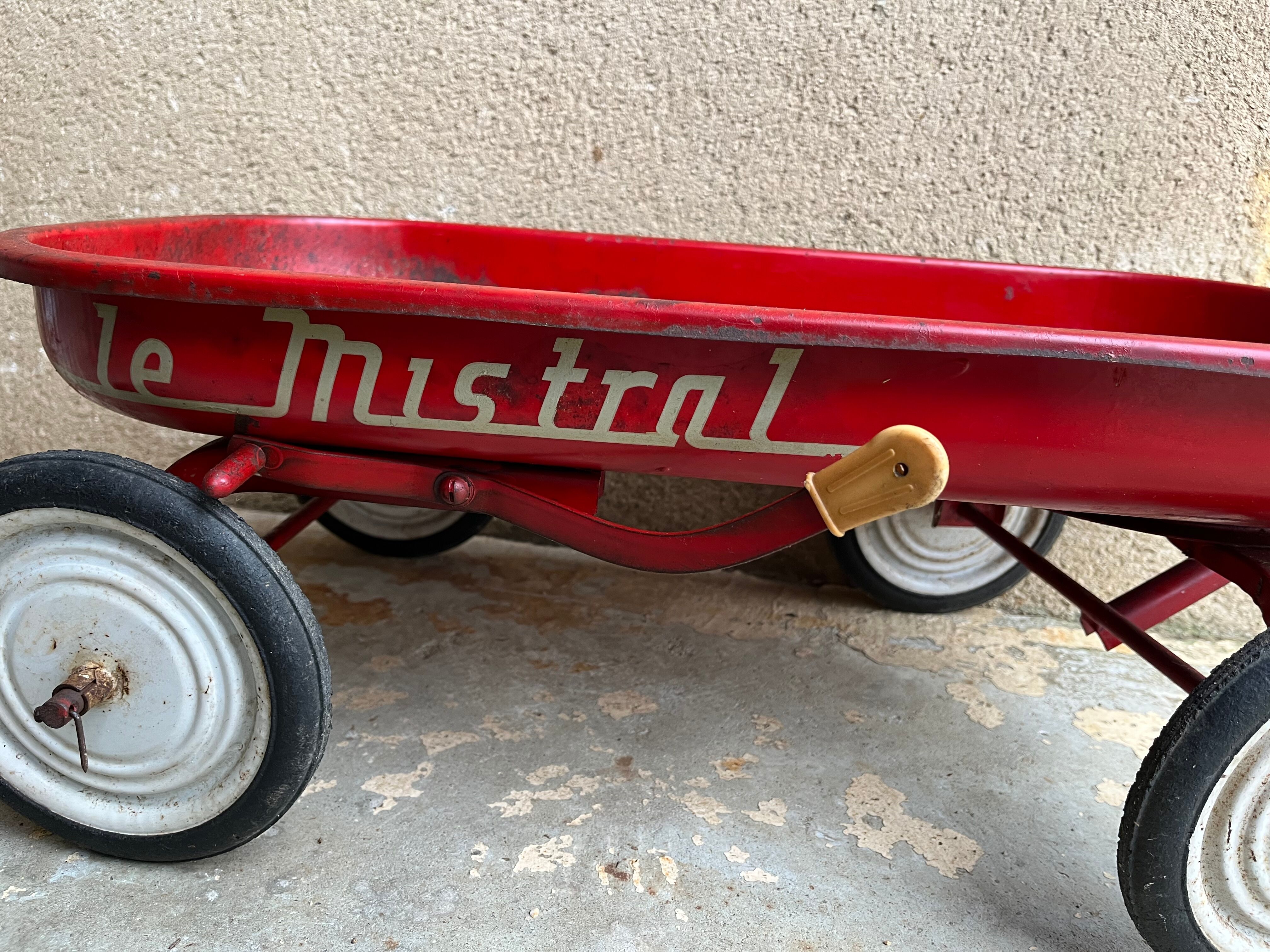 Old child's pull-out cart "the mistral"