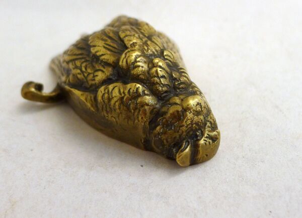 Petite sculpture presse-papier Oiseau mort en bronze / laiton doré