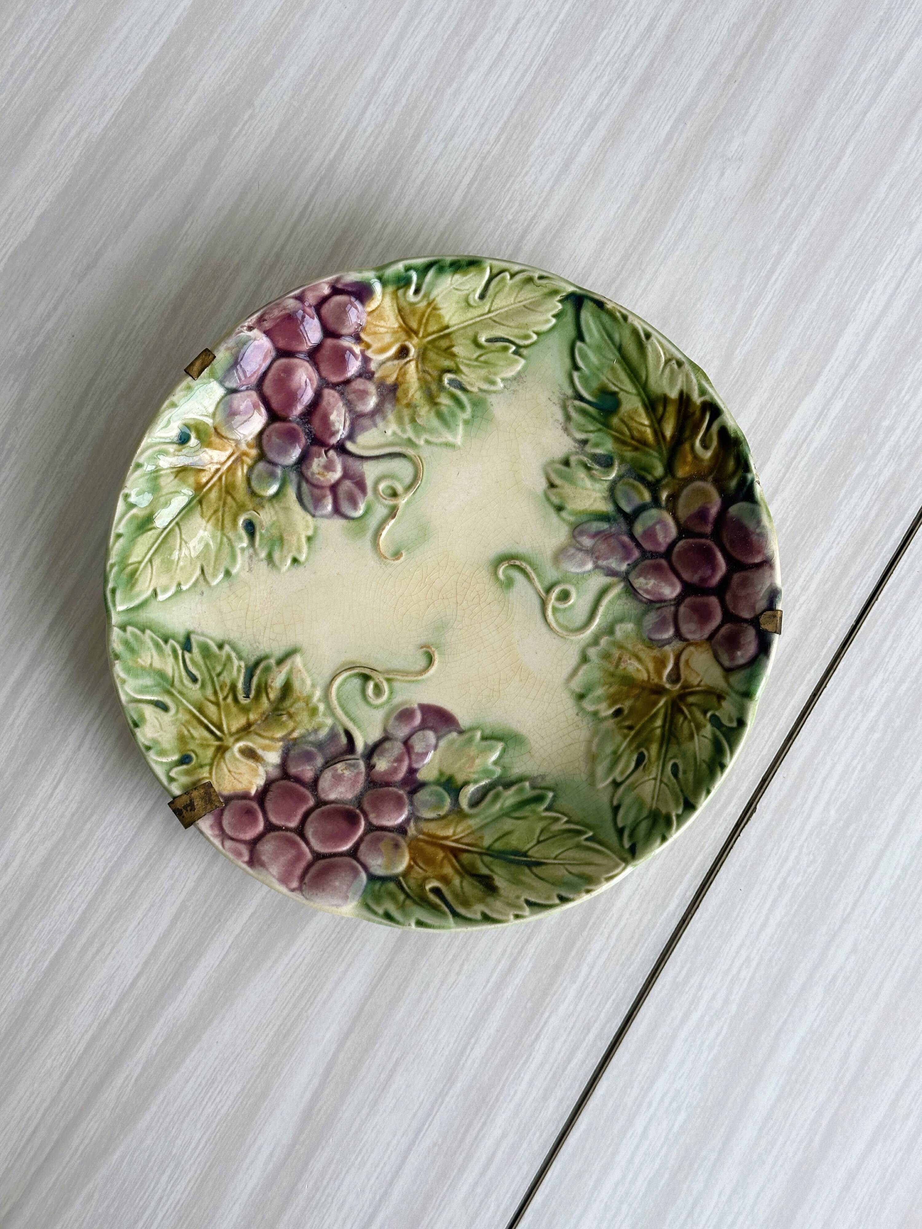 Assiette en barbotine