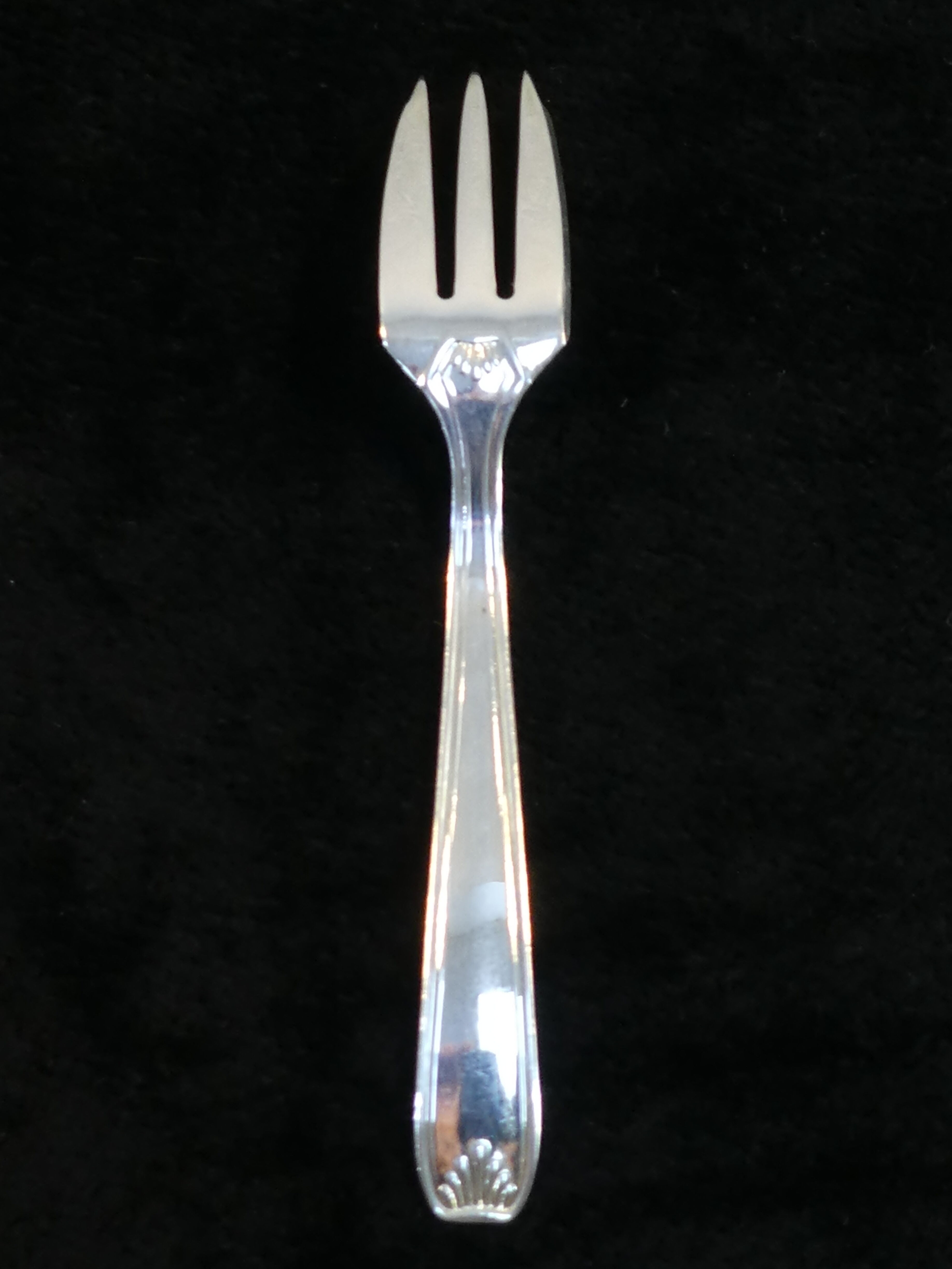 12 forks with silver metal cakes