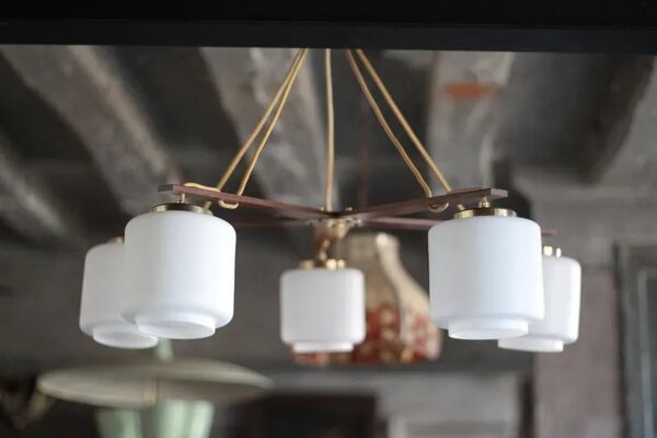 Suspension en teck et opaline, lampe de plafond scandinave, suspension bois 5 feux vintage, déco